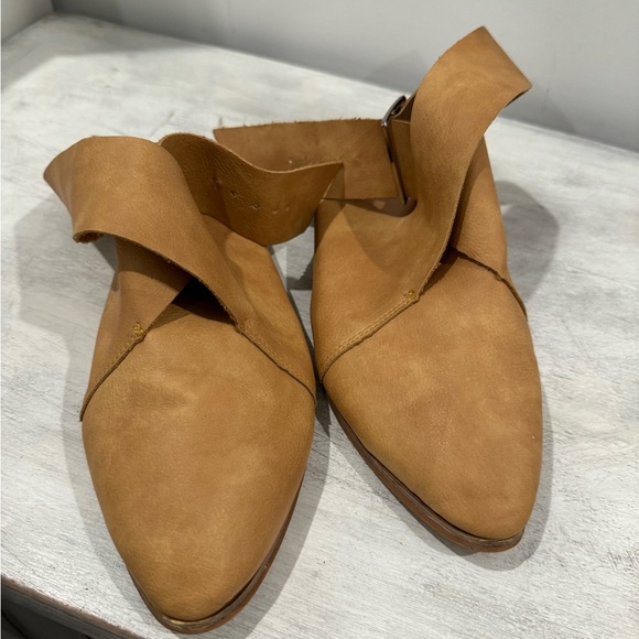 Beautiful tan leather shoes. - Picture 2 of 4